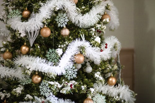 wintry christmas tree decor idea